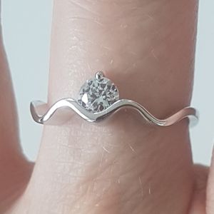 🌊💎 Sparkling Wavy Ring